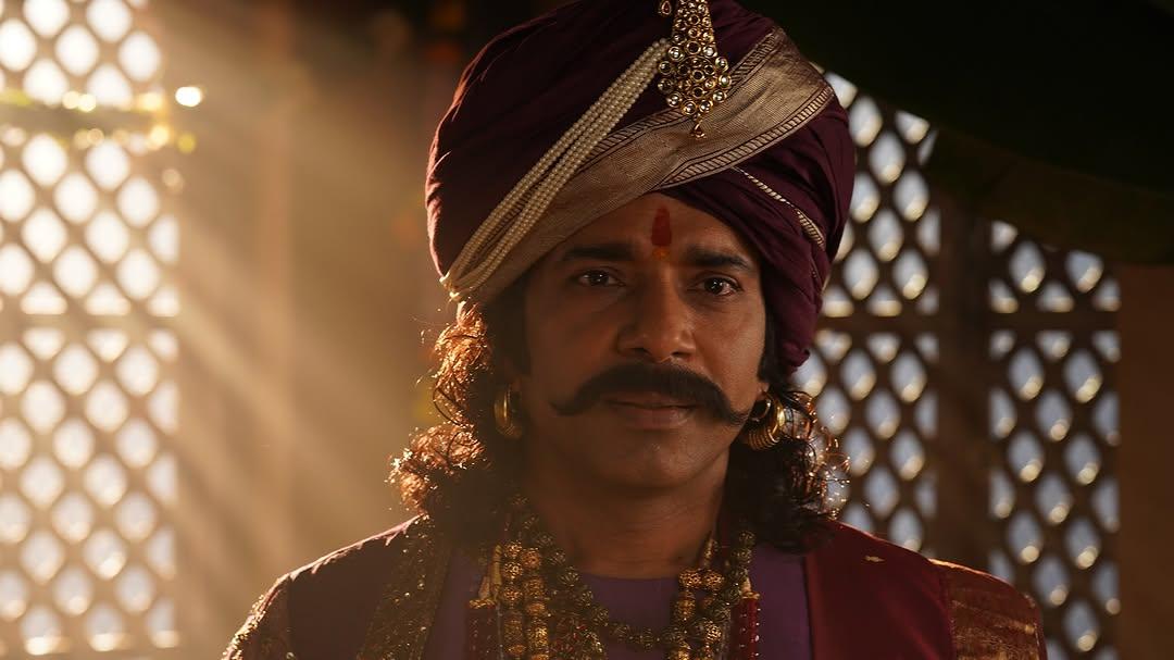 छावा
छावा में विनीत ने छत्रपति संभाजी महाराज के दरबारी कवि कलश की भूमिका में अपने करियर की सर्वश्रेष्ठ भूमिका निभाई. वह अपने राजा के साथ शुरू से लेकर आखिर तक, उनके मारे जाने से ठीक पहले तक खड़े रहे. अभिनेता वर्तमान में इस एतिहासिक फिल्म में अपने प्रदर्शन के लिए प्रशंसा का आनंद ले रहे हैं.